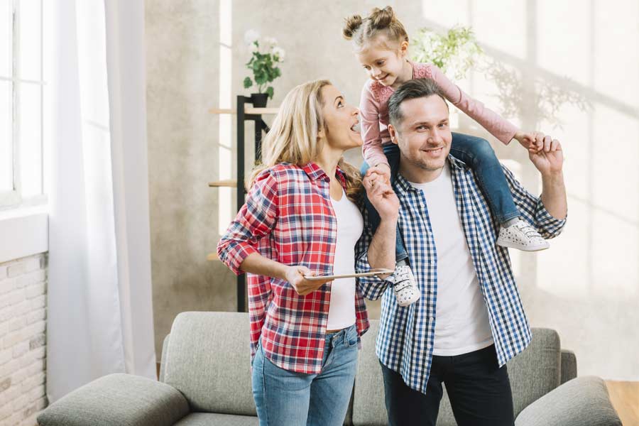 Glückliche Familie im Eigenheim.